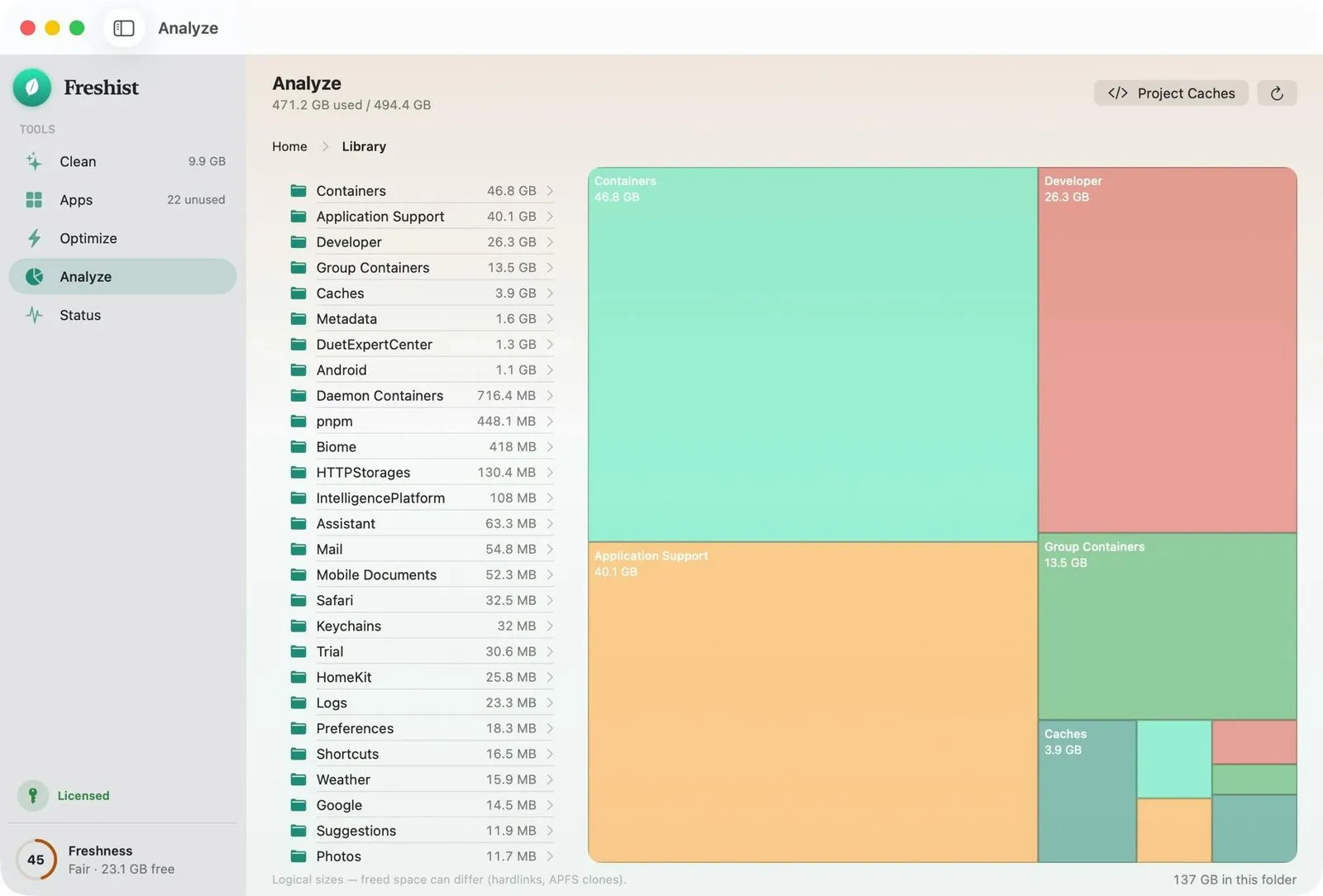 The Freshist Analyze tool showing 471.2 GB used of 494.4 GB, the Library folder open with Containers 46.8 GB, Application Support 40.1 GB, Developer 26.3 GB and Group Containers 13.5 GB listed on the left and drawn as colored blocks in a treemap on the right, a Project Caches button, and a footnote that freed space can differ because of hardlinks and APFS clones